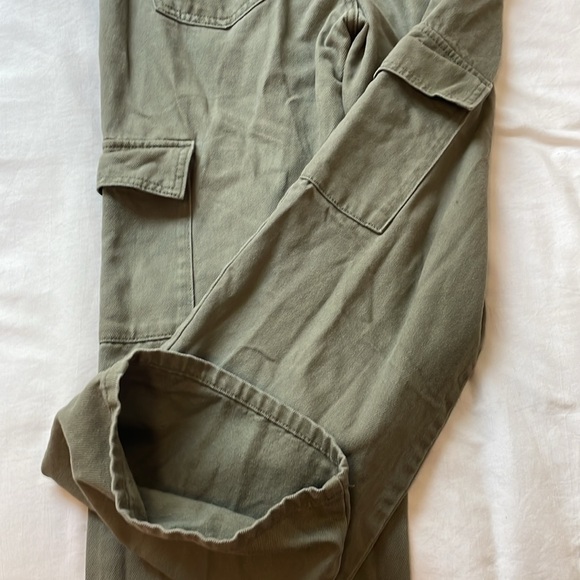 I am selling these green cargo jeans from forever 21, and they are really comfy. - Picture 4 of 8
